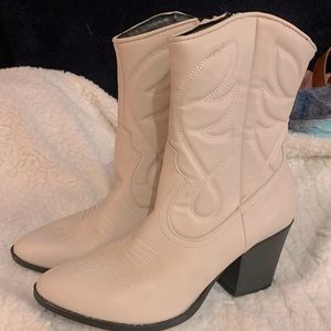 Wild fable women’s size 8.5 boots, never worn